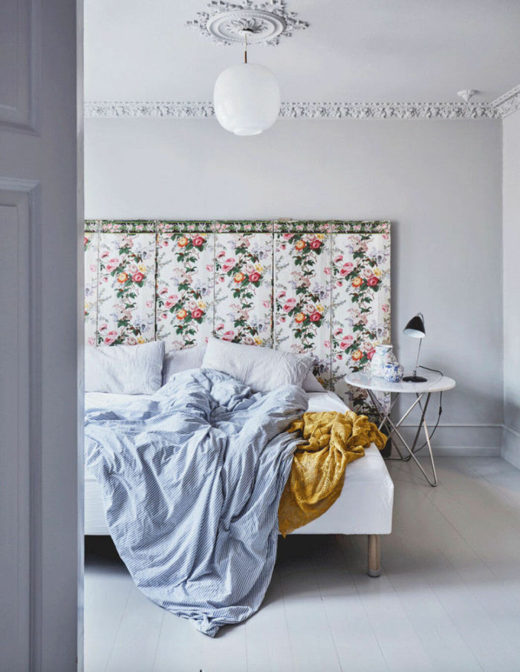 Foto: <a href="https://martinsolyst.dk/" target="_blank" rel="noopener">Martin Sølyst</a>/Livinginside Syns i: ”<a href="https://www.elle.se/decoration/stilrent-gratt-i-majestatisk-1800-talsvaning/" target="_blank" rel="noopener">Stilrent grått i majestätisk 1800-talsvåning</a>” Blommig sänggavel med feminin touch