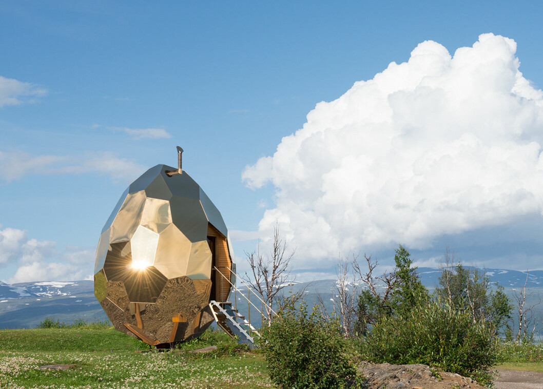 Bastu i guld, guldäggbastu Solar egg är designad av konstnärerna Mats Bigert och Lars Bergström