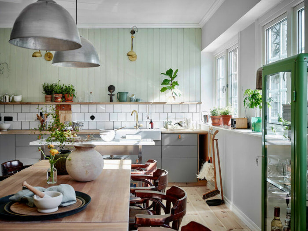 Foto: Anders Bergstedt för <a href="https://www.instagram.com/entrancemakleri/?hl=en" target="_blank" rel="noopener">Entrance mäkleri</a>/mäklare: Jessica Fridstedt Kök med panel, gråa lådor och gröna skåp.