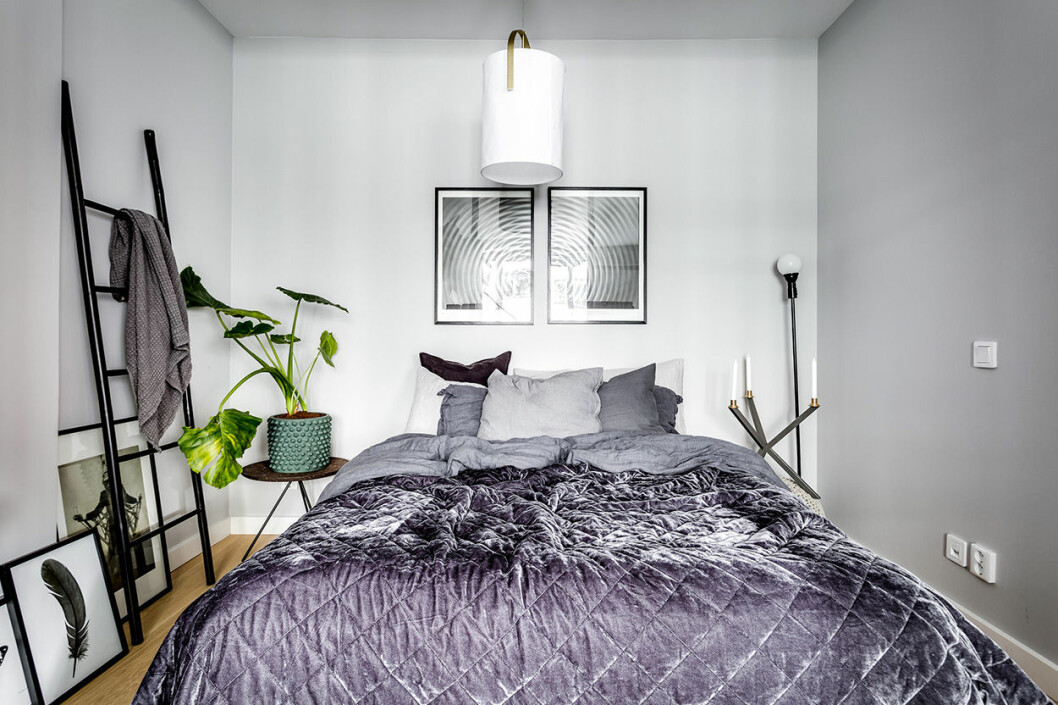 Foto: Henrik Nero Styling: Stylingbolaget för <a href="https://www.instagram.com/mohvmaklare/" target="_blank" rel="noopener">Mohv</a>/mäklare: Linus Johansson Dekorationsstege är både en inredningsdetalj och bra för förvaring.