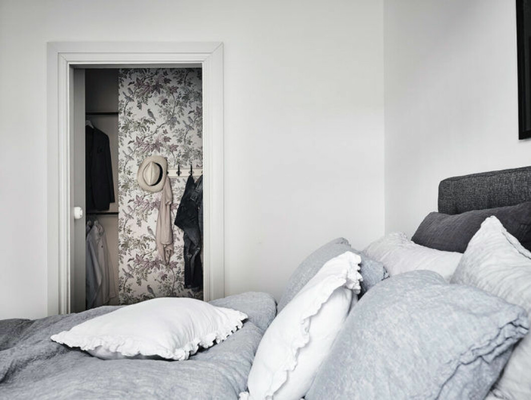 Foto: <a href="http://www.andersbergstedt.com" target="_blank" rel="noopener">Anders Bergstedt</a> för <a href="http://entrancemakleri.se/" target="_blank" rel="noopener">Entrance mäkleri</a> Glöm inte kuddarna i sovrummet.