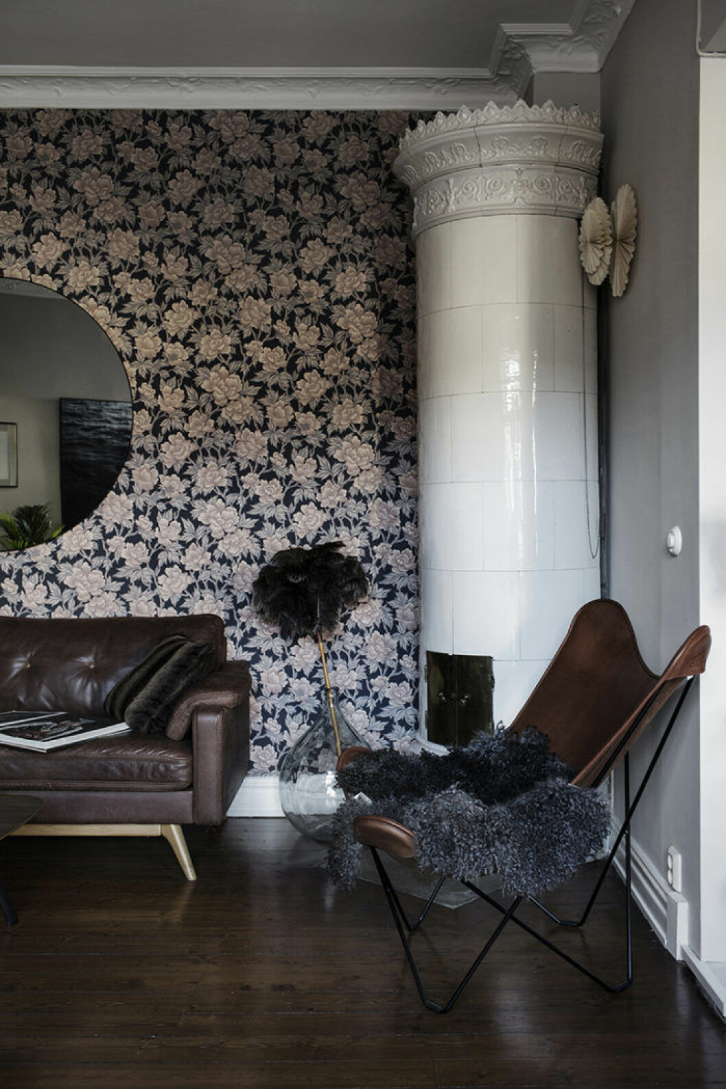 Foto: Alice Johansson Styling: Pernilla Algede för <a href="https://www.instagram.com/alvhem/" target="_blank" rel="noopener">Alvhem</a>/mäklare: Sandra Guerrero blommig tapet