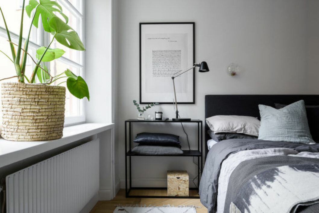 Foto: Peo Bengtsson Styling: Terese Hofverberg Ahl för <a href="https://www.instagram.com/bjurfors_stockholm/" target="_blank" rel="noopener">Bjurfors</a>/mäklare: Ellen Ingman och Frida Edsmar Avskalat sovrum med monstera.