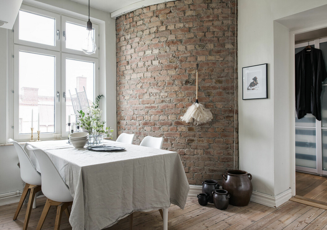 Foto: Fredrik J Karlsson/<a href="https://www.instagram.com/se360.se/" target="_blank" rel="noopener">SE360</a> Styling: <a href="https://www.instagram.com/studiocuvier/" target="_blank" rel="noopener">Studio Cuvier </a>för <a href="https://www.instagram.com/alvhem/" target="_blank" rel="noopener">Alvhem</a>/mäklare: Jim Wetterling Tegelvägg i kök
