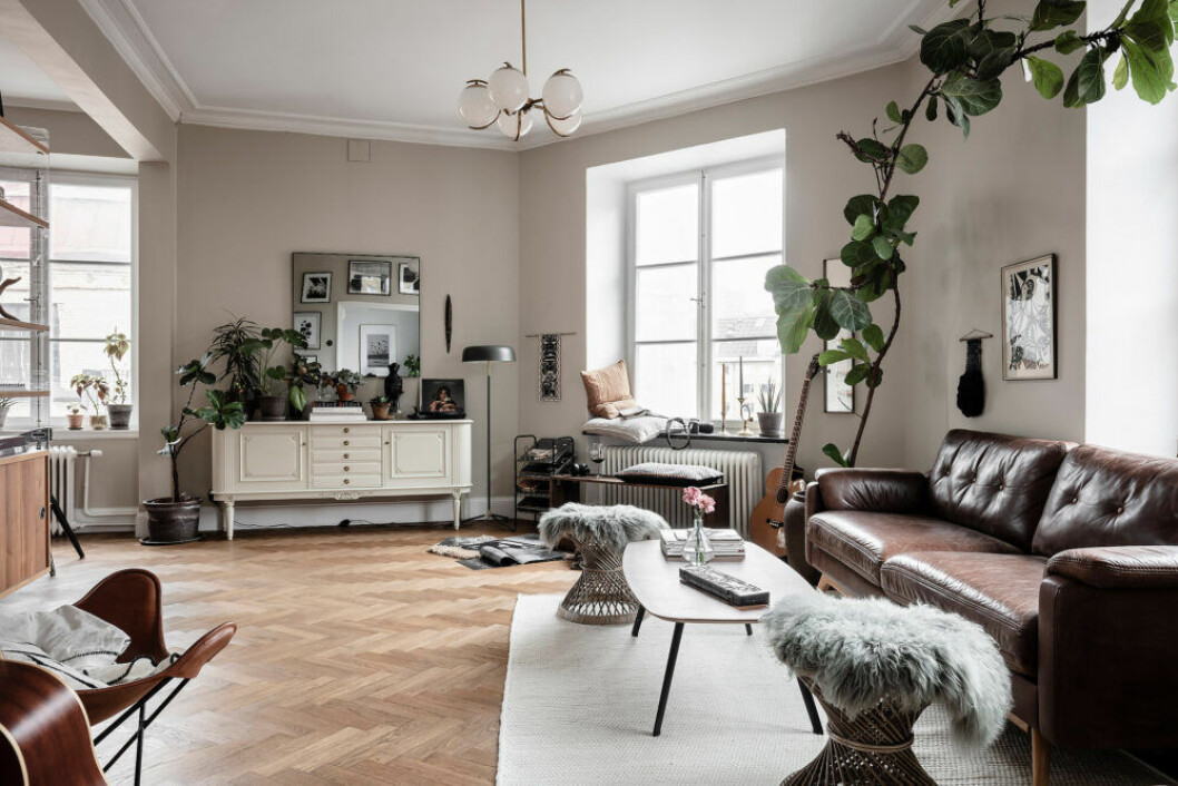 Beige är lätt att applicera i hemmet, oavsett inredningsstil. Foto: Anders Bergstedt Styling: Pernilla Algede för <a href="https://www.instagram.com/alvhem/" target="_blank" rel="noopener">Alvhem</a>/mäklare: Sandra Guerrero Beige är en stor trend i vår.