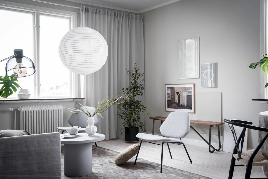 Greige är en blandning av beige och grå och ger ett både skandinaviskt och varmt intryck. Foto: Alen Cordic Styling: Erik Josefsson och Karin Ljung/Intro för <a href="https://www.instagram.com/bjurfors_goteborg/" target="_blank" rel="noopener">Bjurfors</a>/mäklare: Julia Albinsson Greige ton i vardagsrummet.