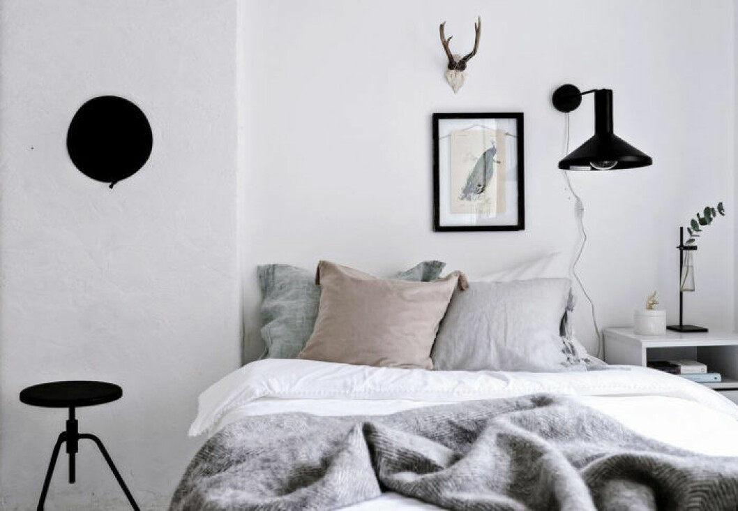 Foto: <a href="https://www.instagram.com/fotografalencordic/" target="_blank" rel="noopener">Alen Cordic</a> Styling: <a href="https://www.instagram.com/by_boninterior/" target="_blank" rel="noopener">By Bon</a> för <a href="https://www.instagram.com/bjurfors_goteborg/" target="_blank" rel="noopener">Bjurfors</a>/mäklare: Charlotta Lenhammar Sovrum i pastell och grå toner