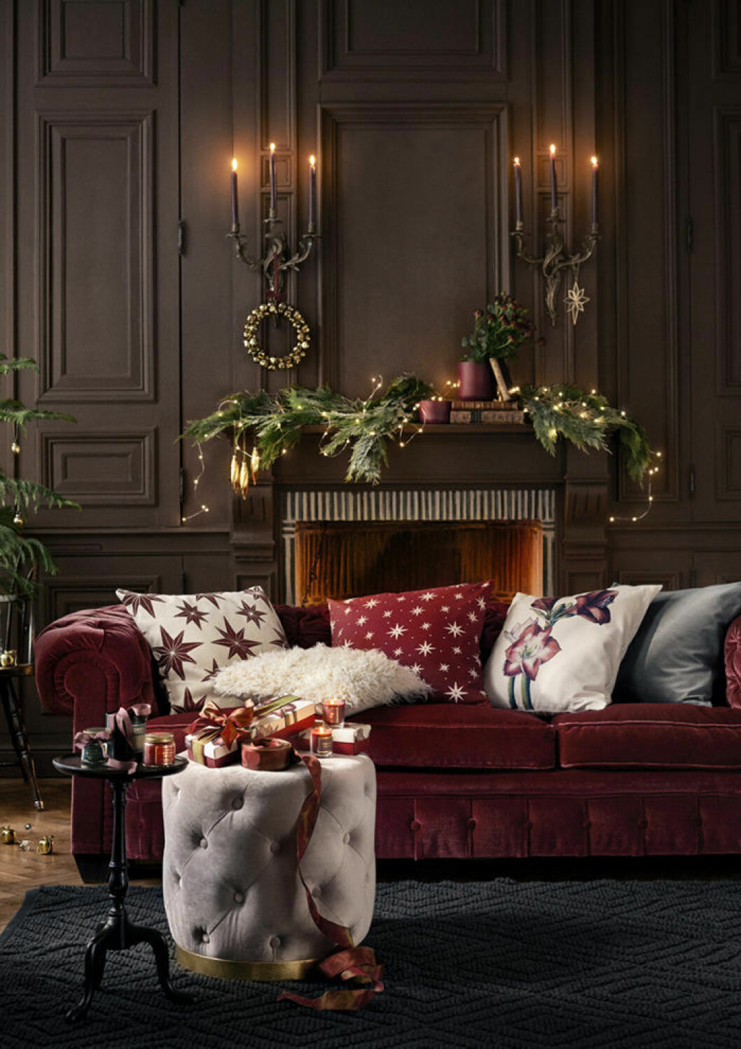 Foto: H&M Home Vardagsrum med julstämning och en röd sammetssoffa i mitten