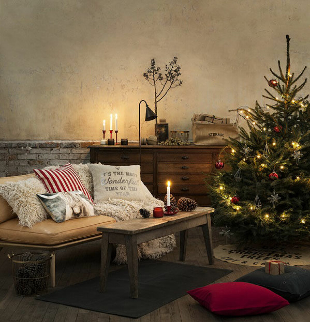 Foto: <a href="http://www.hm.com/se/department/HOME" target="_blank" rel="noopener">H&M Home</a> Klassiskt klädd julgran med rött och guld i miljö.