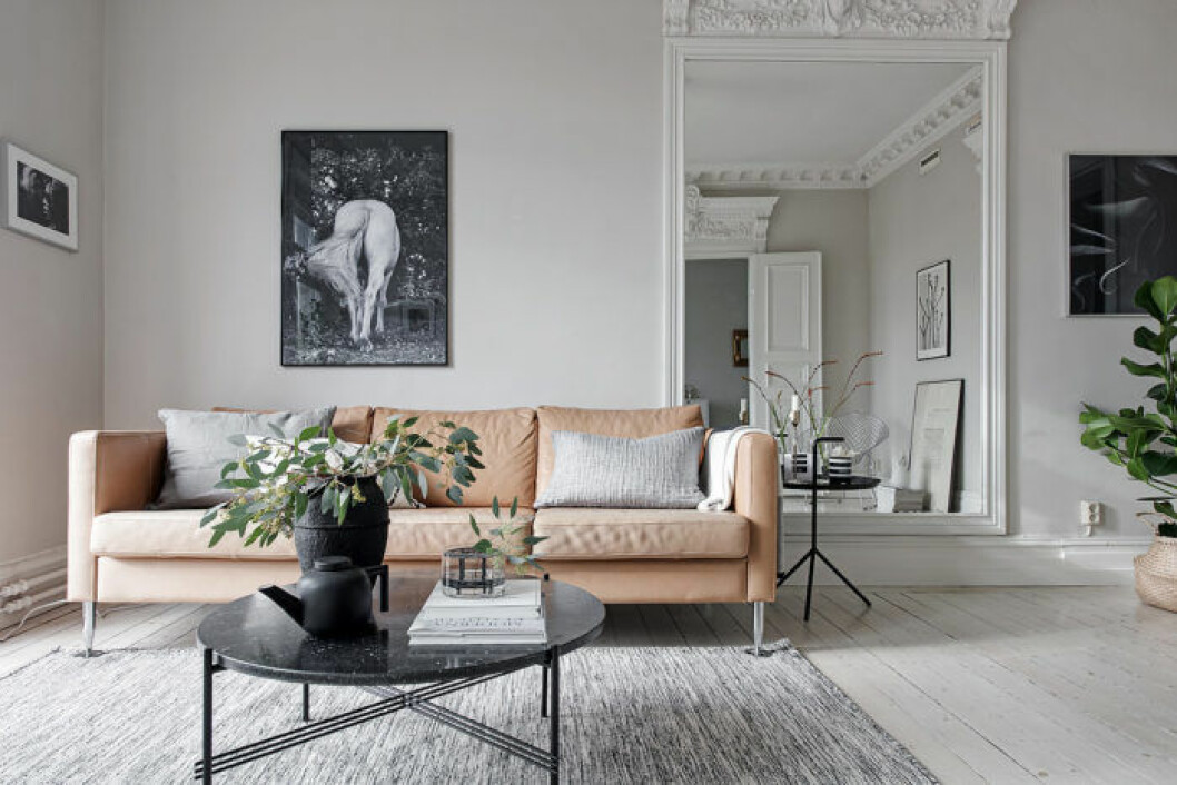 Foto: <a href="https://www.se360.se/" target="_blank" rel="noopener">Fredrik J Karlsson</a> Styling: <a href="http://sarahwidman.se/" target="_blank" rel="noopener">Team Sarah Widman</a>, <a href="http://elinkicken.residencemagazine.se/" target="_blank" rel="noopener">Elin Kickén</a>, <a href="http://www.evalottasundling.com/" target="_blank" rel="noopener">Evalotta Sundling</a> för <a href="http://www.alvhem.com/" target="_blank" rel="noopener">Alvhem</a>/mäklare: Sofia Vansvik Organisera ditt vardagsrum.