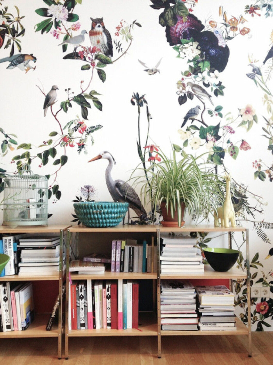 Via: <a href="http://awall.com.ua/blog/rospis-intererov/rospis-v-interere-tsvetyi-foto/" target="_blank" rel="noopener">Awall</a> 01. wall-paper