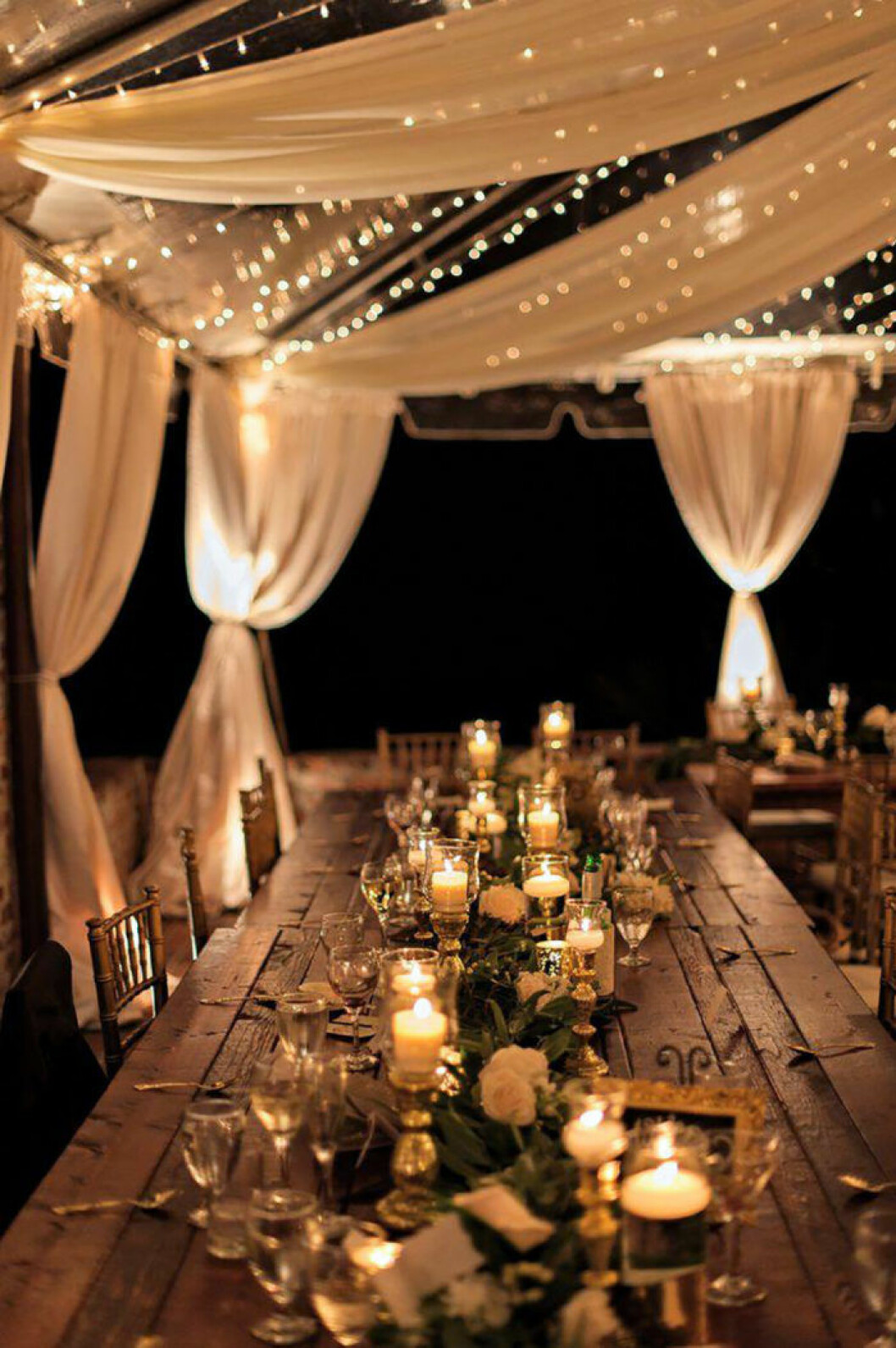 Foto via: <a href="https://www.designlisticle.com/night-wedding-ideas/" target="_blank" rel="noopener">Designlisticle</a> Inspirerande bröllopsdekoration med ljusslingor.