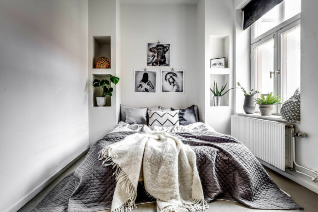 Foto: Henrik Nero Styling: Stylingbolaget för <a href="https://www.notar.se/kontakta-oss/kontor/20391/maklare-vasastan" target="_blank" rel="noopener">Notar</a>/mäklare: Michel Kara Scandinavian styled bedroom.