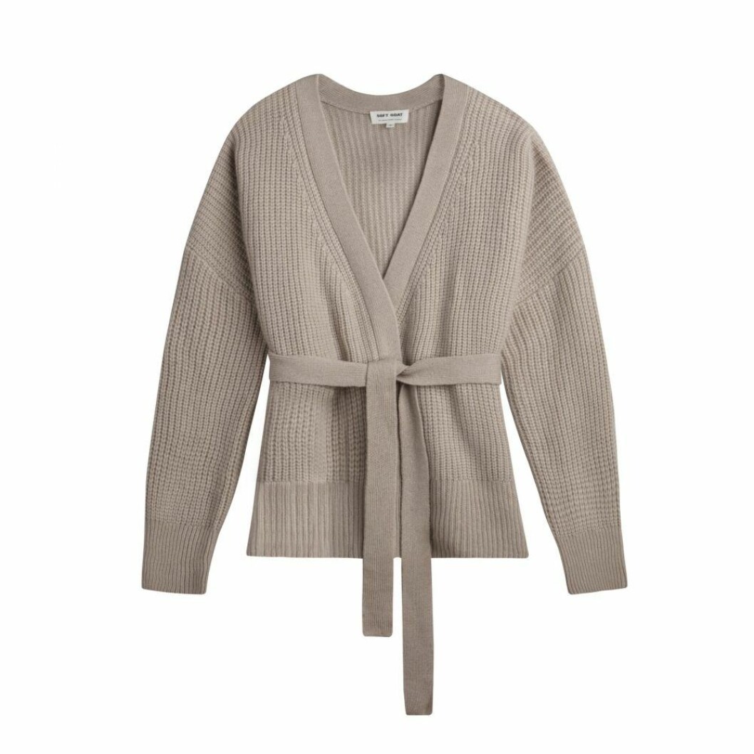 En tjock och ribbstickad cardigan i en vacker beige nyans med bälte i midjan. Något oversized från Soft Goat.