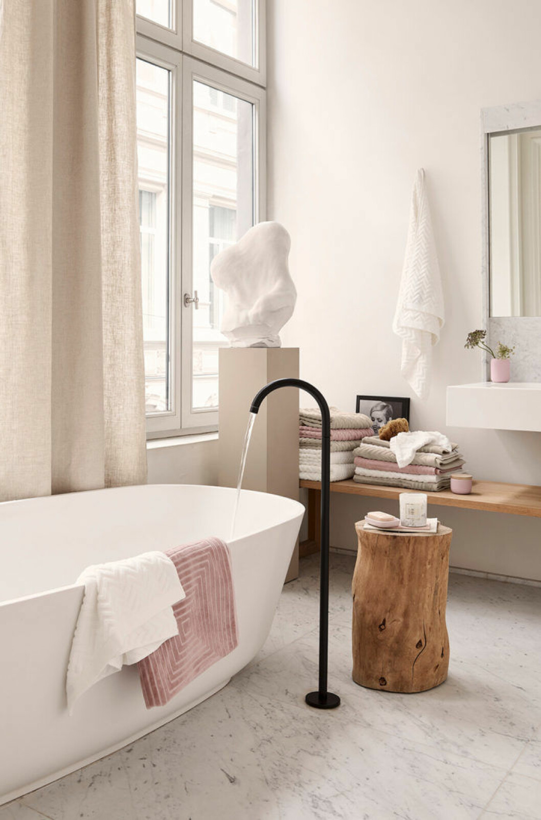 Foto: <a href="http://www2.hm.com/sv_se/home.html" target="_blank" rel="noopener">H&M Home</a> Badrum med beige detaljer. H&M Home våren 2018.