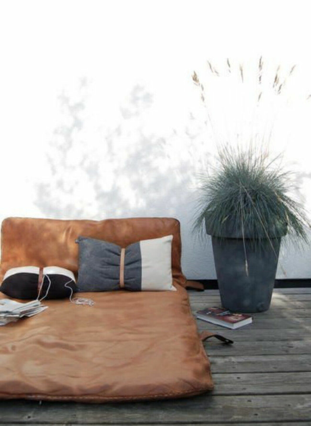 Via: <a href="http://www.thestylebox.nl/10x-diy-leer/" target="_blank" rel="noopener">The Style Box</a> 02. balkong med brun madrass.