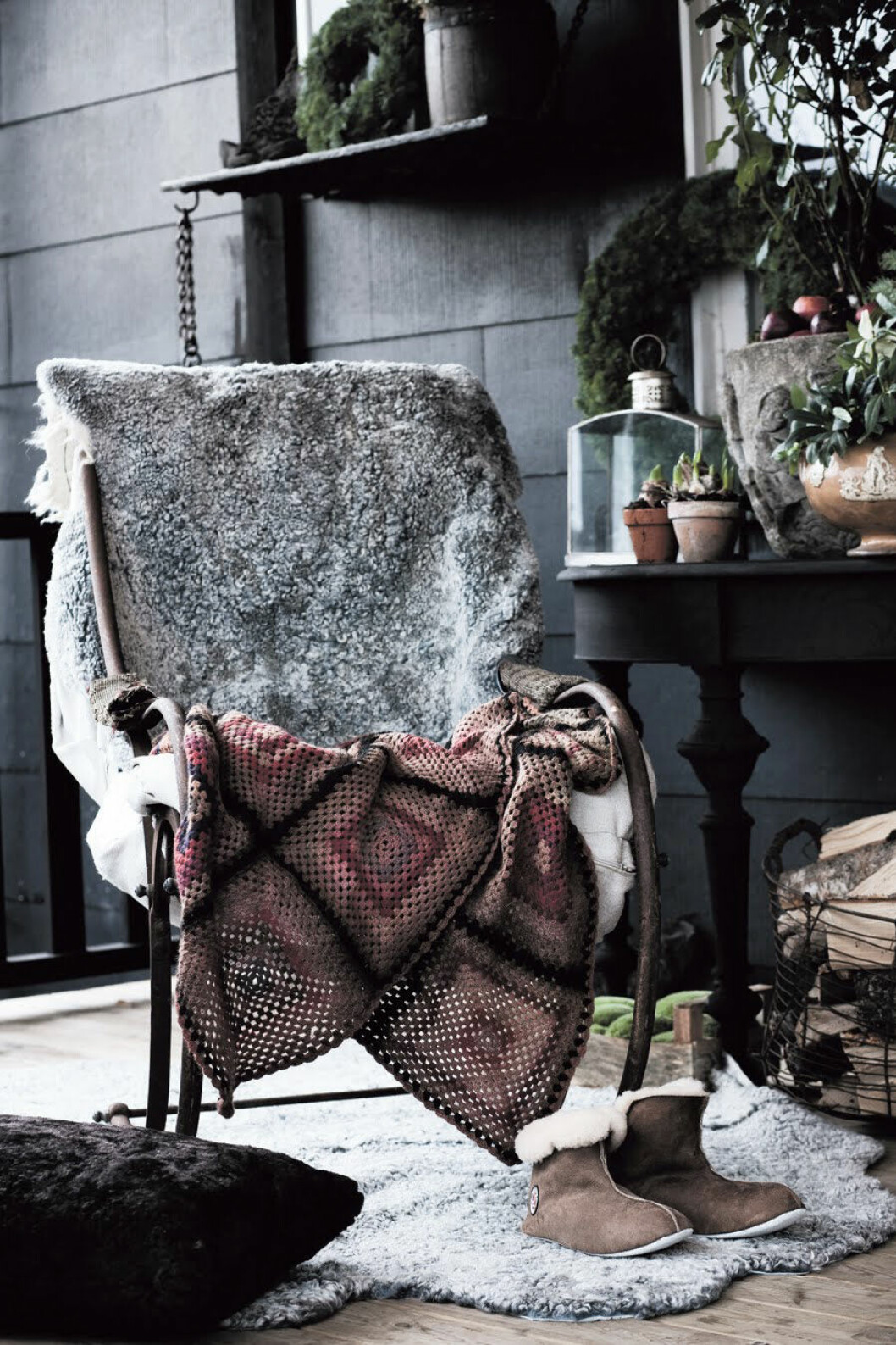 Foto: <a href="http://shepherdofsweden.se/en/" target="_blank" rel="noopener">Shepherd</a> Balkong med mysig fårpläd och textilier i mörka kulörer