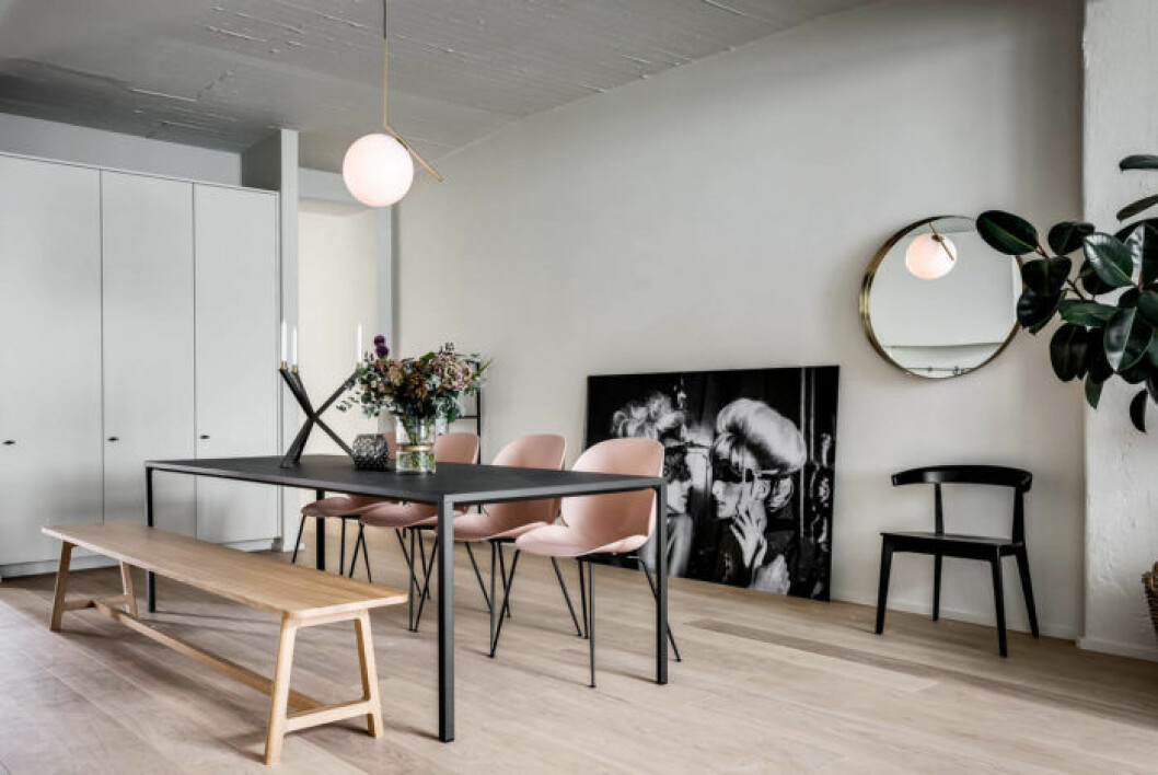 Foto: <a href="https://www.instagram.com/henriknero/" target="_blank" rel="noopener">Henrik Nero</a> för <a href="https://www.instagram.com/alexanderwhitesthlm/" target="_blank" rel="noopener">Alexander White</a>/mäklare: Johan Lövgren Beetle, Gubi är en trendig stol på Hemnet.