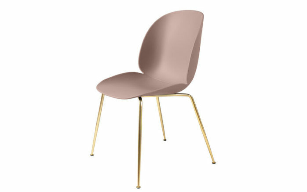 Beetle från <a href="https://apprl.com/sv/p/4O12/" target="_blank" rel="noopener">Gubi</a>, formgiven av GamFratesi. Cirkapris: 3 295 kronor. Klicka <a href="https://apprl.com/sv/p/4O12/" target="_blank" rel="noopener">här</a> för att komma direkt till stolen. Sammetstolen är trendig.
