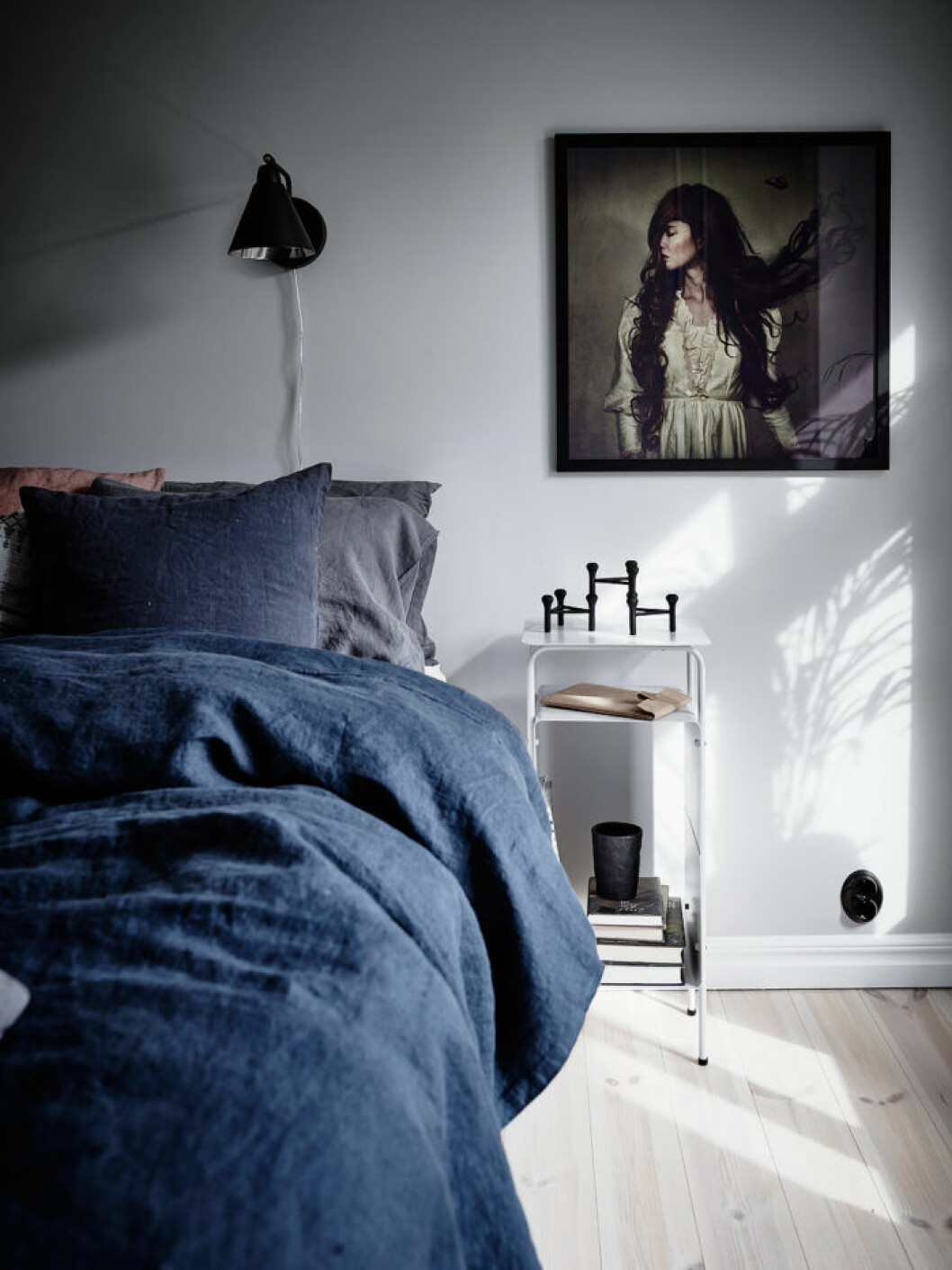 Foto: <a href="https://www.instagram.com/fotografanders/" target="_blank" rel="noopener">Anders Bergstedt</a> Styling: <a href="https://www.instagram.com/annafurbacken/" target="_blank" rel="noopener">Anna Furbacken</a>, <a href="https://www.instagram.com/nouvel.interior/" target="_blank" rel="noopener">Elli Roshandel</a> för <a href="https://www.instagram.com/entrancemakleri/" target="_blank" rel="noopener">Entrance mäkleri</a>/mäklare: Erika Bergholm Mörkblåa sängkläder