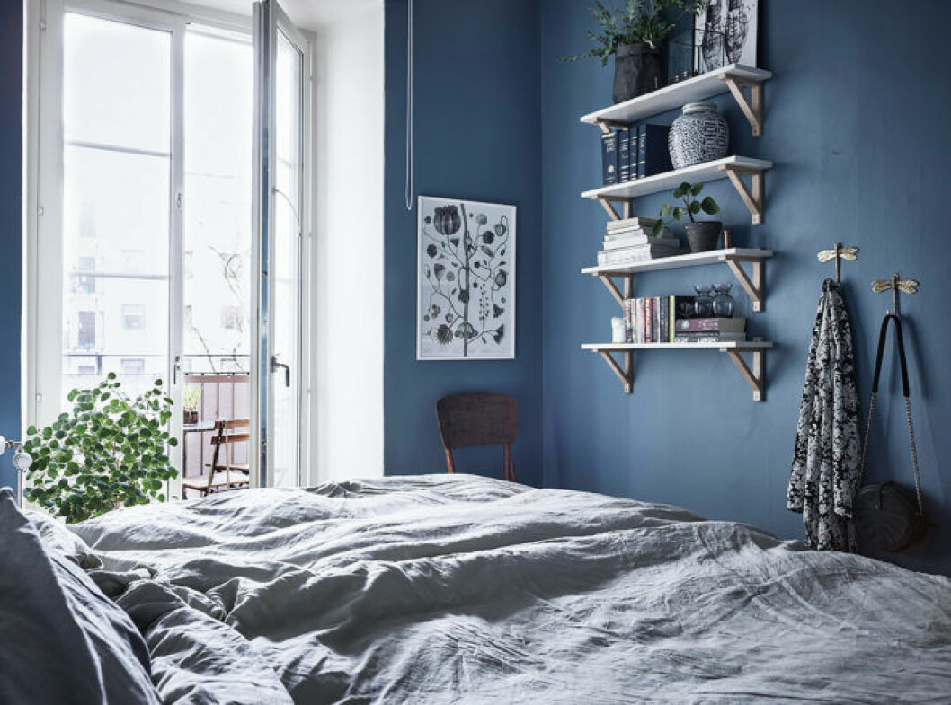 Foto: <a href="https://www.instagram.com/fotografanders/" target="_blank" rel="noopener">Anders Bergstedt</a> för <a href="https://www.instagram.com/entrancemakleri/" target="_blank" rel="noopener">Entrance mäkleri</a>/mäklare: Jessica Fridstedt Sovrum med blåa väggar, vägghylla och ljusblåa textilier