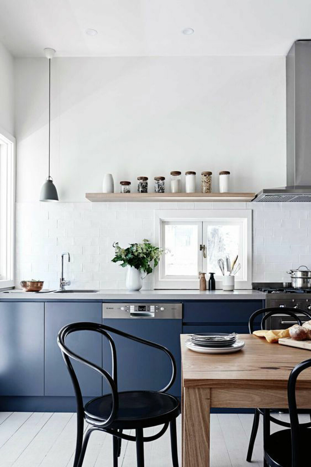 Via: <a href="http://www.cutypaste.com/tag/home/page/6/" target="_blank" rel="noopener">Cut Y Paste</a> Bryt av med blåa köksluckor.