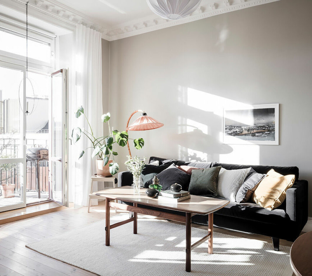 Foto: Anders Bergstedt för <a href="https://www.instagram.com/entrancemakleri/" target="_blank" rel="noopener">Entrance mäkleri</a>/mäklare: Erika Bergholm Livingroom in light colours, green plants and pink details. Scandinavian interior decoration ideas and inspiration.
