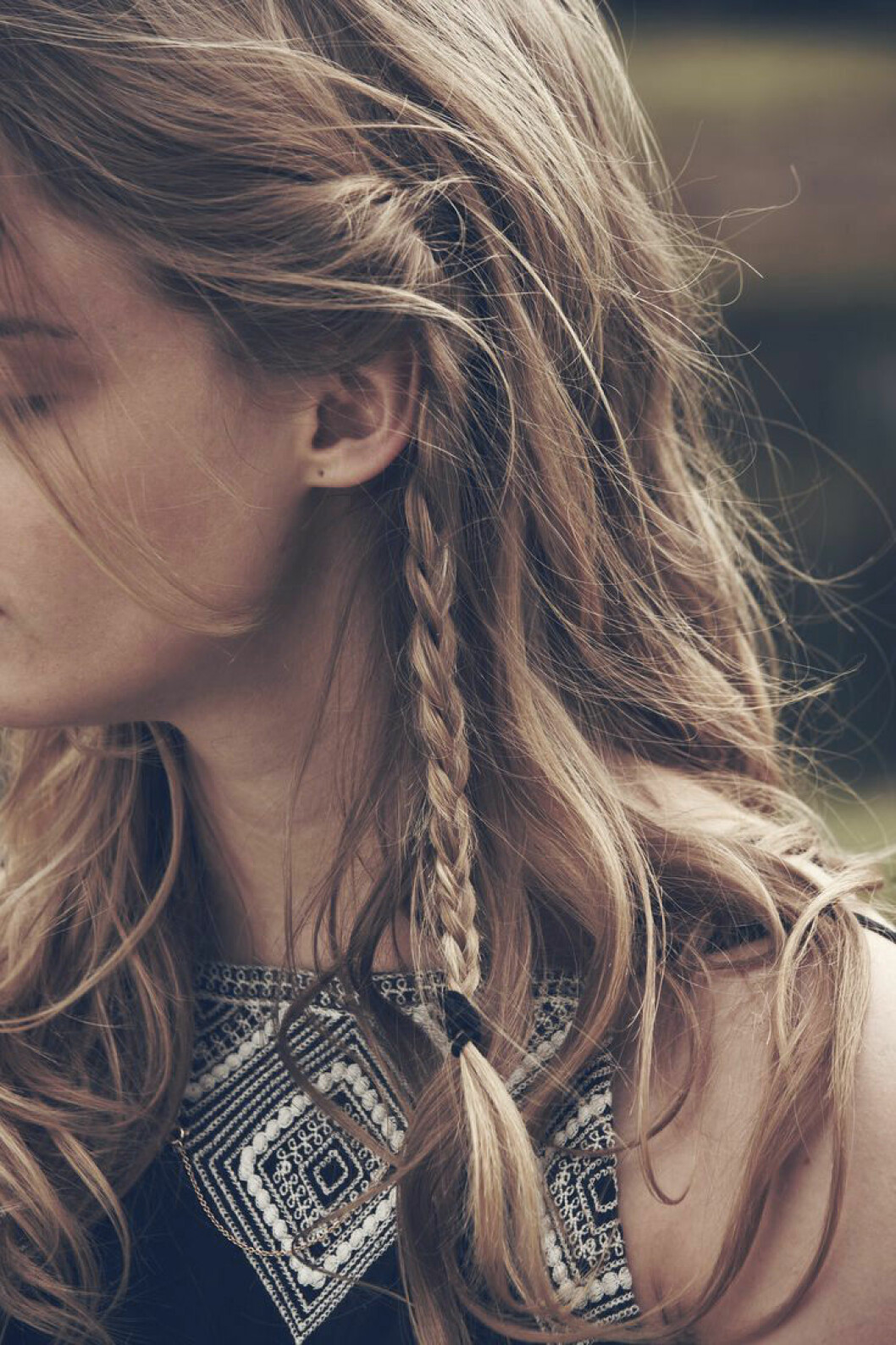Foto via: <a href="http://www.hairsilver.com/2015/07/30-messy-braid-hairstyles-that-you-will-love/" target="_blank" rel="noopener">Tophair</a> Liten fläta bakom örat