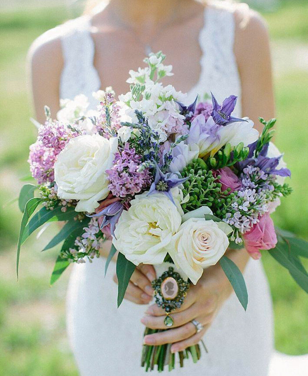 Foto via: <a href="http://weddbook.com/media/2522069/a-charming-bridesmaids-brunch-styled-shoot-at-tres-lagos" target="_blank" rel="noopener">Wedd book</a> Kombinera rosor med säsongsblommor.