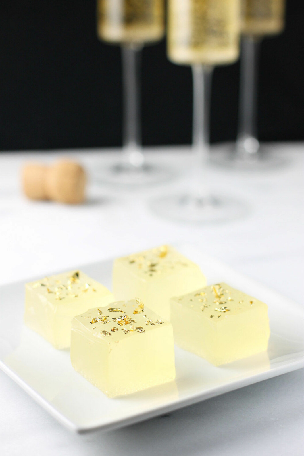 Lyxiga jello shots med champagne och guld. Lyxiga jello shots med champagne och guld.