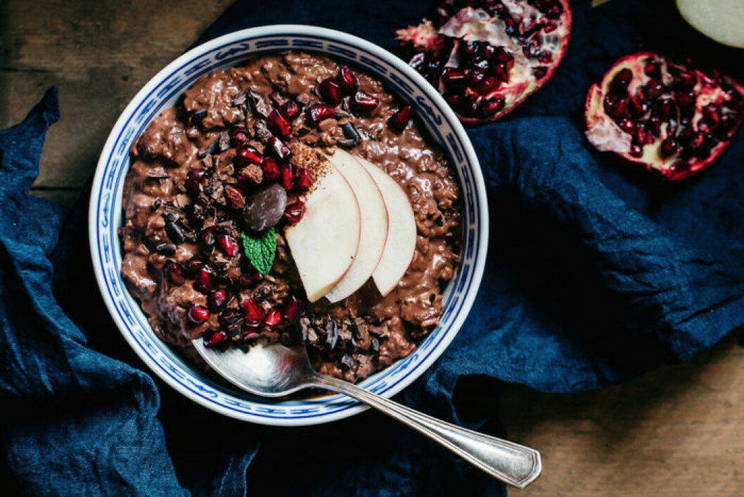 Chokladgröt med granatäpple. Foto: <a href="http://www.theartfuldesperado.com/copenhagen-style-grain-porridge-part-1-dark-chocolate-cinnamon-cocoa-nibs-and-pomegranate/" target="_blank" rel="noopener">The artful desperado</a> Chokladgröt med granatäpple.