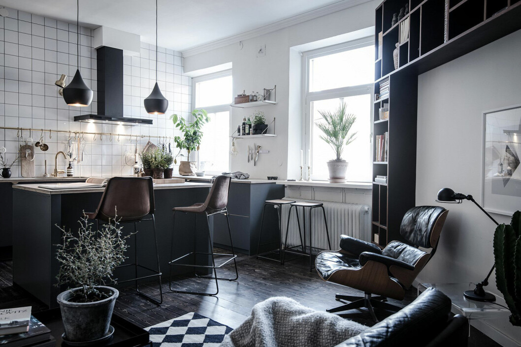 Foto: Alen Cordic Styling: Emma Fischer för <a href="https://www.instagram.com/bjurfors_goteborg/" target="_blank" rel="noopener">Bjurfors</a>/mäklare: Charlotta Lenhammar Kök med köksö som används som matplats