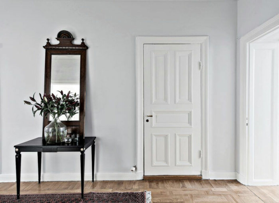 Foto: <a href="http://www.mariasahlander.se/" target="_blank" rel="noopener">Maria Sahlander</a> Styling: <a href="http://bybon.se/" target="_blank" rel="noopener">By Bon</a> för <a href="http://www.bjurfors.se/" target="_blank" rel="noopener">Bjurfors</a>/mäklare Sandra Stals Spegel i mörkt trä