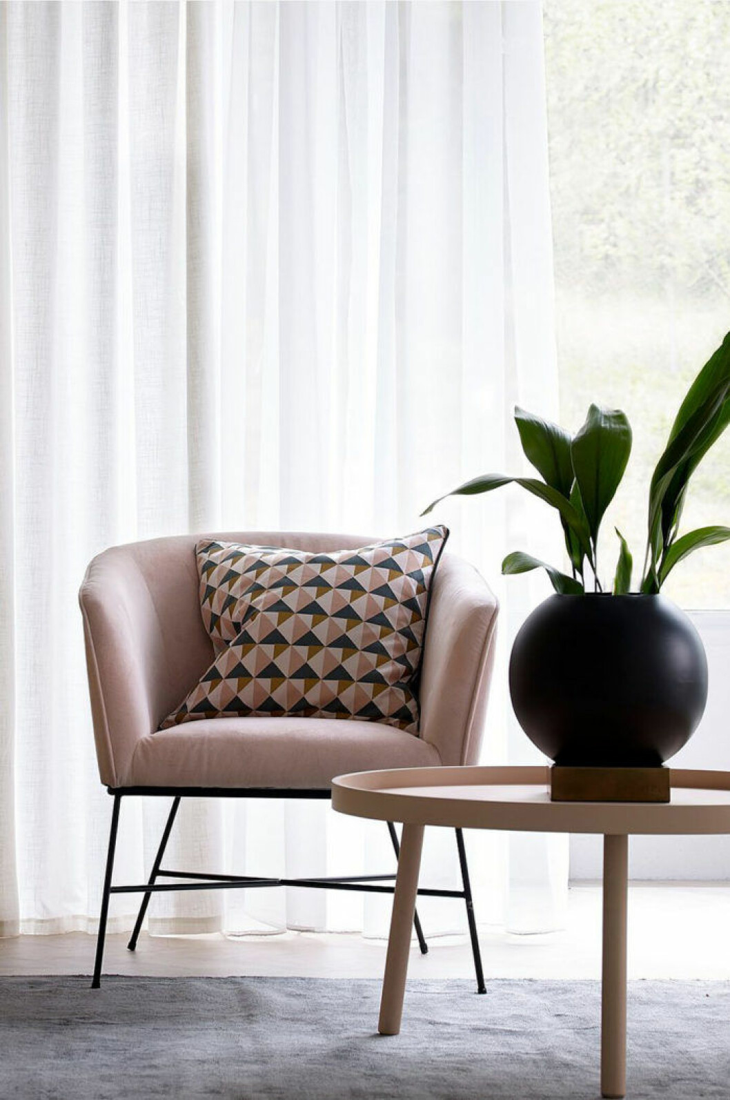Foto: <a href="https://www.ellos.se/hem-inredning" target="_blank" rel="noopener">Ellos Home</a> Formextrender 2018, rosa sammetsfåtölj från Ellos.