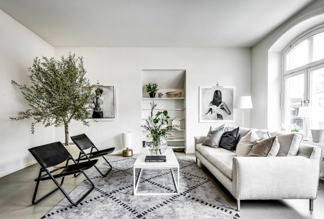 Foto: Henrik Nero Styling: Stylingbolaget för <a href="https://www.notar.se/kontakta-oss/kontor/20391/maklare-vasastan" target="_blank" rel="noopener">Notar Vasastan</a>/mäklare: Michel Kara Inbyggd förvaring i väggen gör plats för generös soffgrupp i ett ljust vardagsrum
