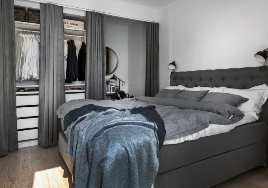 Foto: Adam Helbaoui/Kronfoto för <a href="https://www.instagram.com/bosthlm_realestate/" target="_blank" rel="noopener">Bo Sthlm</a>/mäklare: Martin Lundmark Garderob med draperier för