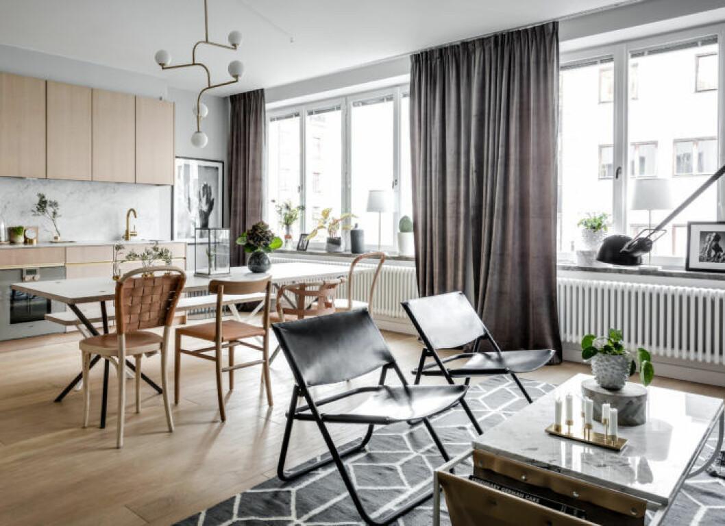 När du hänger gardinstången bör du sträva efter att sätta den så nära taket som möjligt. Du kan också välja en takskena för dina gardiner. Foto: Henrik Nero Styling: Stylingbolaget för <a href="http://www.mohv.se/" target="_blank" rel="noopener">MOHV</a>/mäklare: Linus Johansson Kombinerat kök och vardagsrum med gardinstängerna högt upp