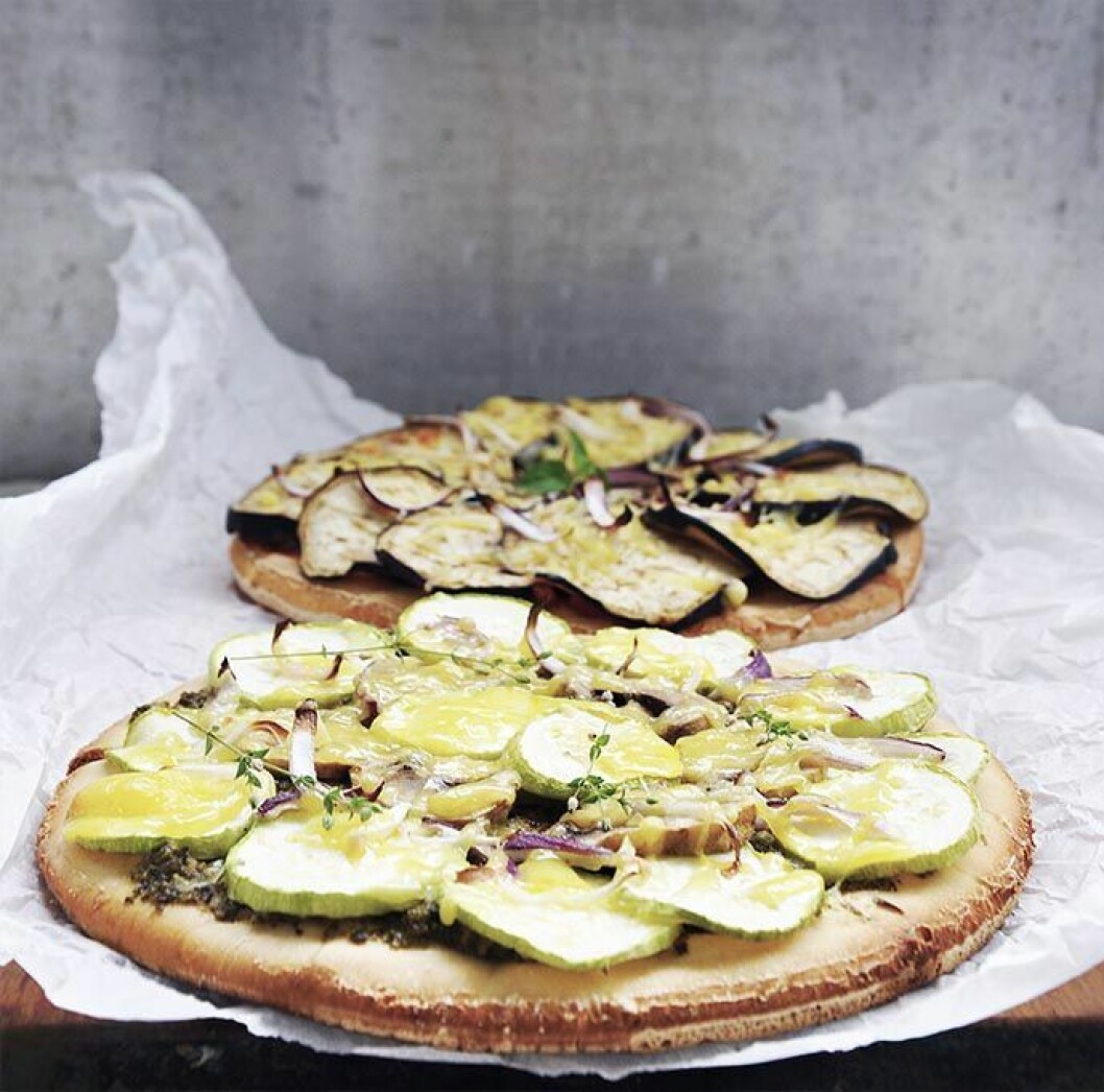 <em>Recept och foto: <a href="http://gourmandelle.com/gluten-free-vegan-pizzas/" target="_blank" rel="noopener">Gourmandelle</a></em> 02. Gluten-Free-Vegan-Pizza-fara-gluten
