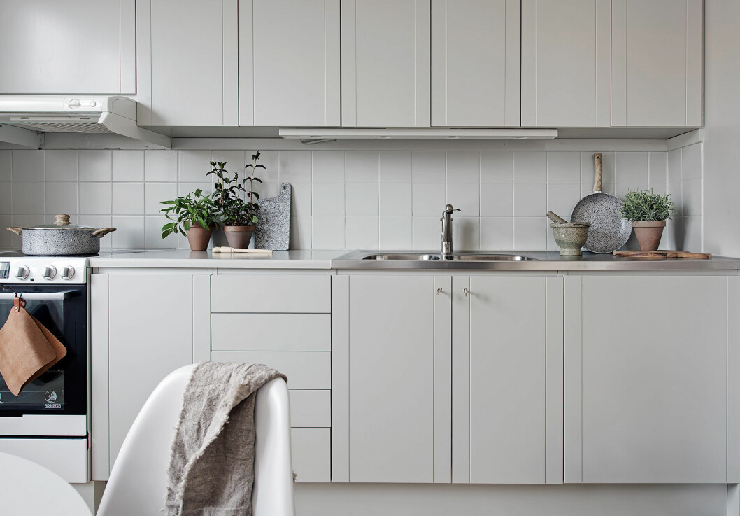 Foto: Fredrik J Karlsson/<a href="https://www.instagram.com/se360.se/" target="_blank" rel="noopener">SE360</a> Styling: <a href="https://www.instagram.com/sarahwidman/" target="_blank" rel="noopener">Team Sarah Widman</a> för <a href="https://www.instagram.com/alvhem/" target="_blank" rel="noopener">Alvhem</a>/mäklare: Sandra Guerrero Platsbyggd köksförvaring i ljusgrått