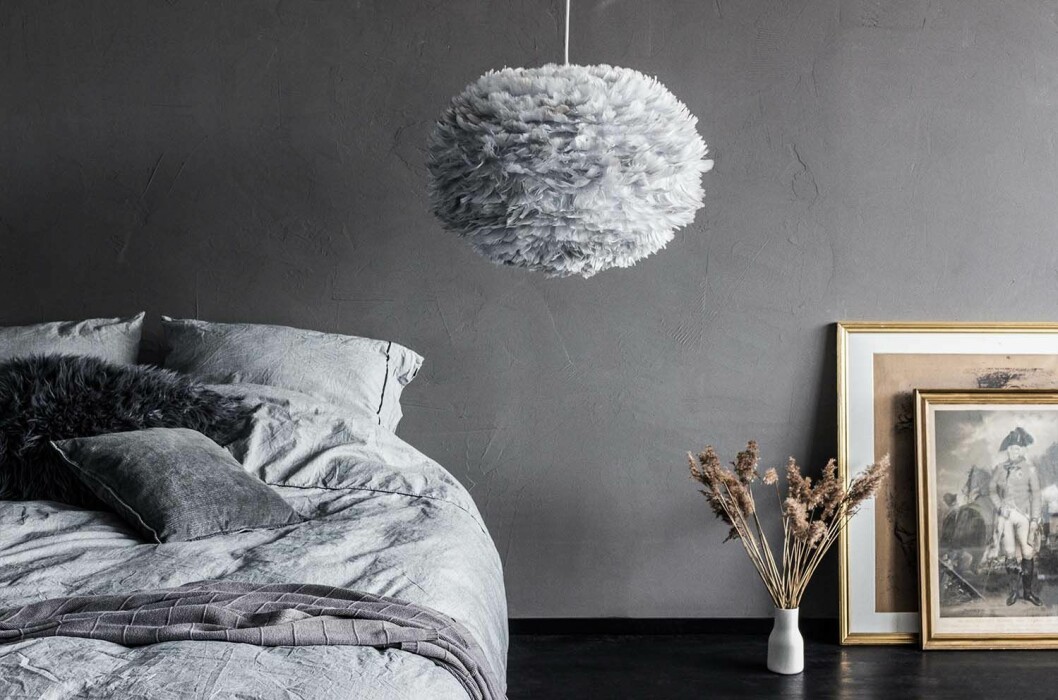 Foto: <a href="http://us.vitacopenhagen.com/collections/lamps/products/new-eos-large-light-grey" target="_blank" rel="noopener">Vita Copenhagen</a> Matcha grå vägg med gråa inredningsdetaljer.