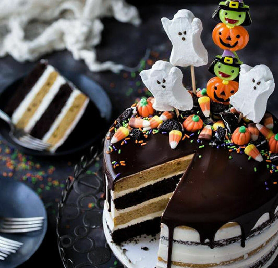 Foto och recept: <a href="https://bakingamoment.com/pumpkin-chocolate-halloween-cake/" target="_blank" rel="noopener">Baking a moment</a>