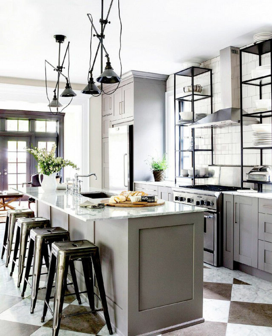 Via: <a href="http://www.styleathome.com/blog/2014/03/28/my-top-5-ikea-kitchens-we-featured/" target="_blank" rel="noopener">Style at Home</a> Ikeakök med glashyllor