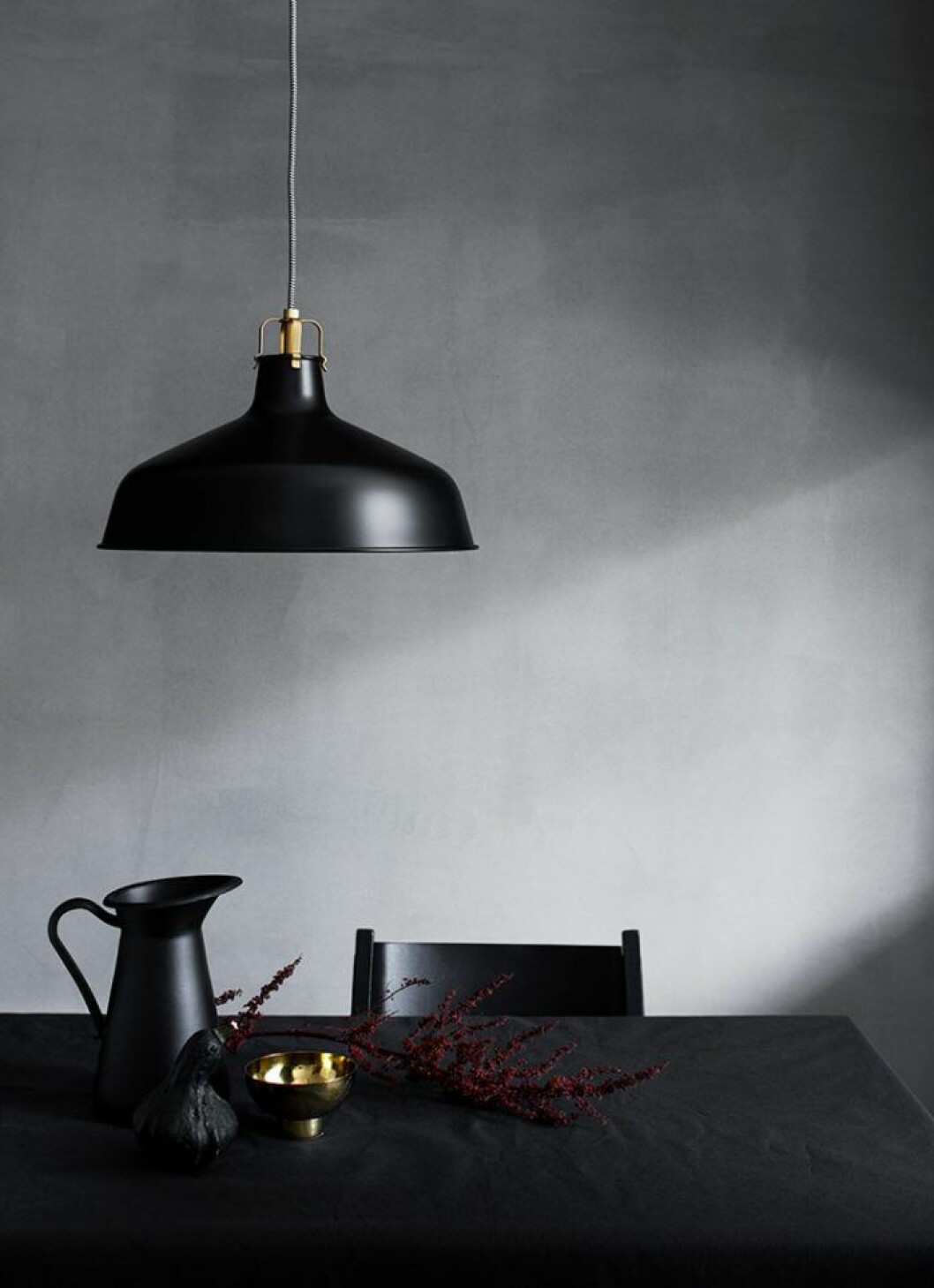 Foto: Ragnar Ómarsson för <a href="http://livethemma.ikea.se/art-deco-med-ranarp/" target="_blank" rel="noopener">Ikea Livet hemma</a> Matta väggar gör det lättare för ljuset att reflektera.