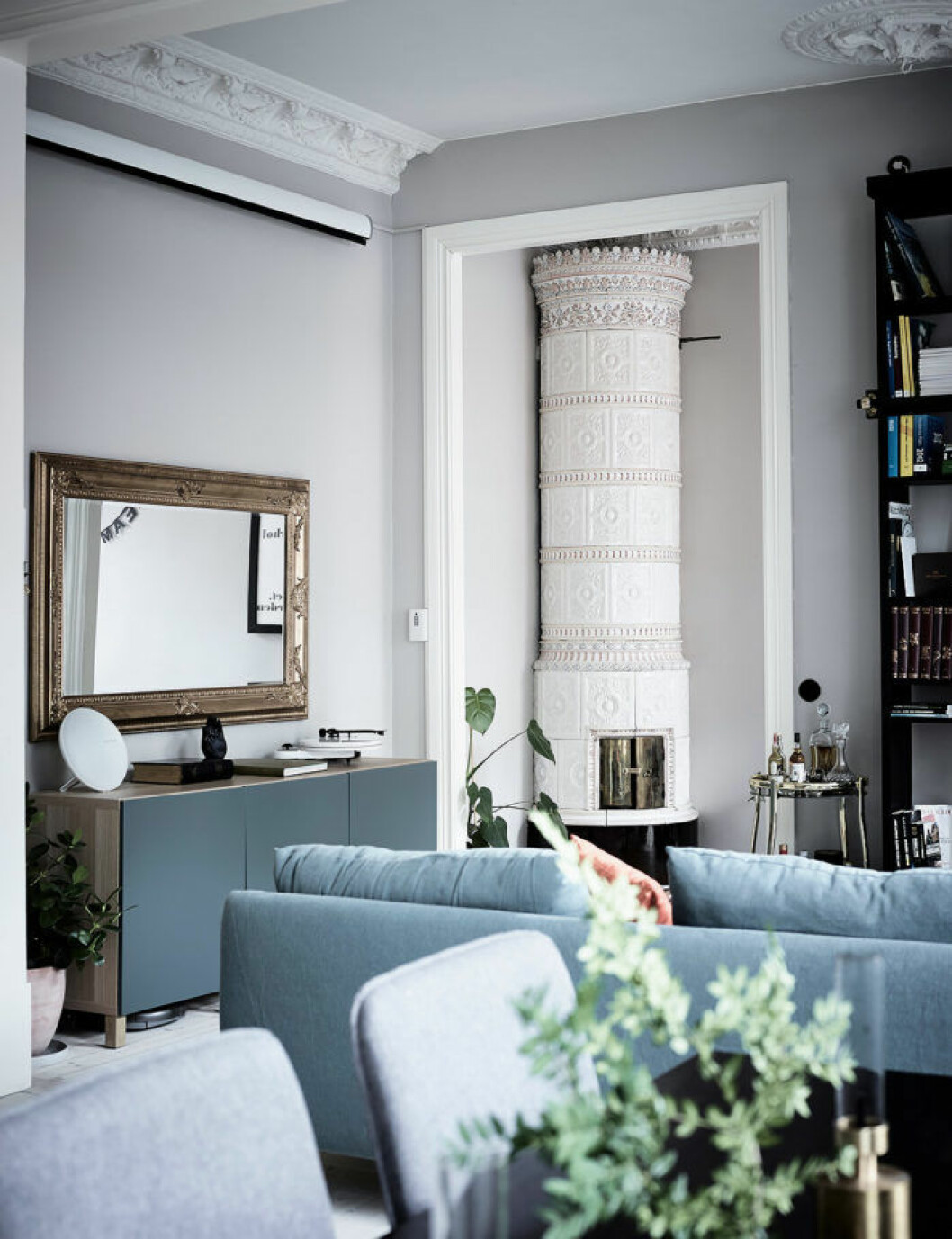 Foto: Anders Bergstedt för <a href="https://www.instagram.com/entrancemakleri/" target="_blank" rel="noopener">Entrance mäkleri</a>/mäklare: Erika Bergholm Vardagsrum med spegel