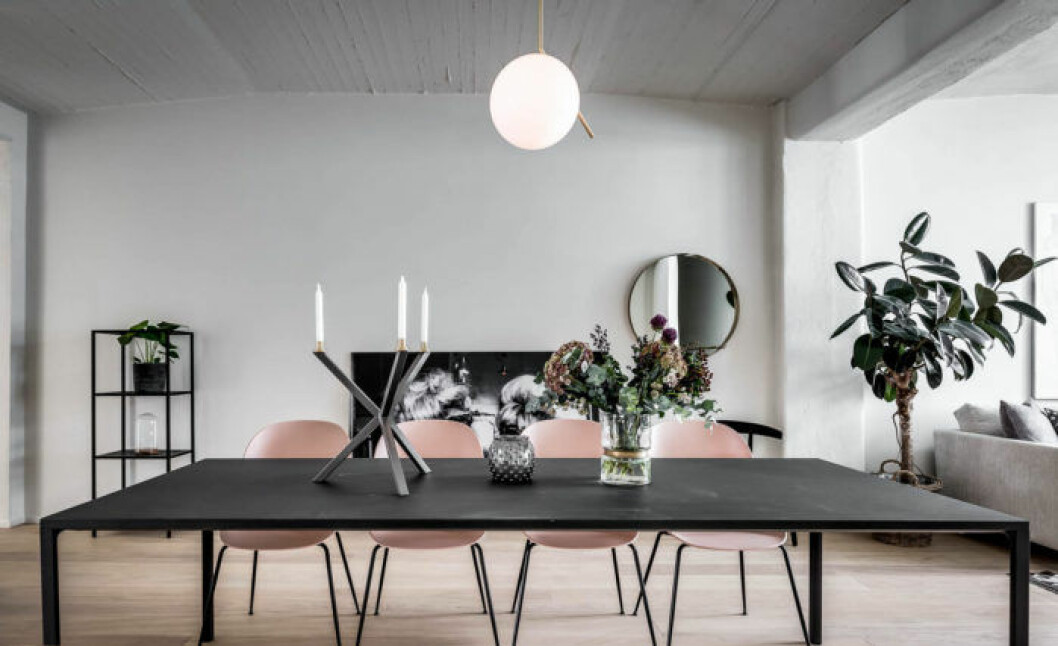 Foto: <a href="https://www.instagram.com/henriknero/" target="_blank" rel="noopener">Henrik Nero</a> för <a href="https://www.instagram.com/alexanderwhitesthlm/" target="_blank" rel="noopener">Alexander White</a>/mäklare: Johan Lövgren Svart långbord med ljusrosa stolar