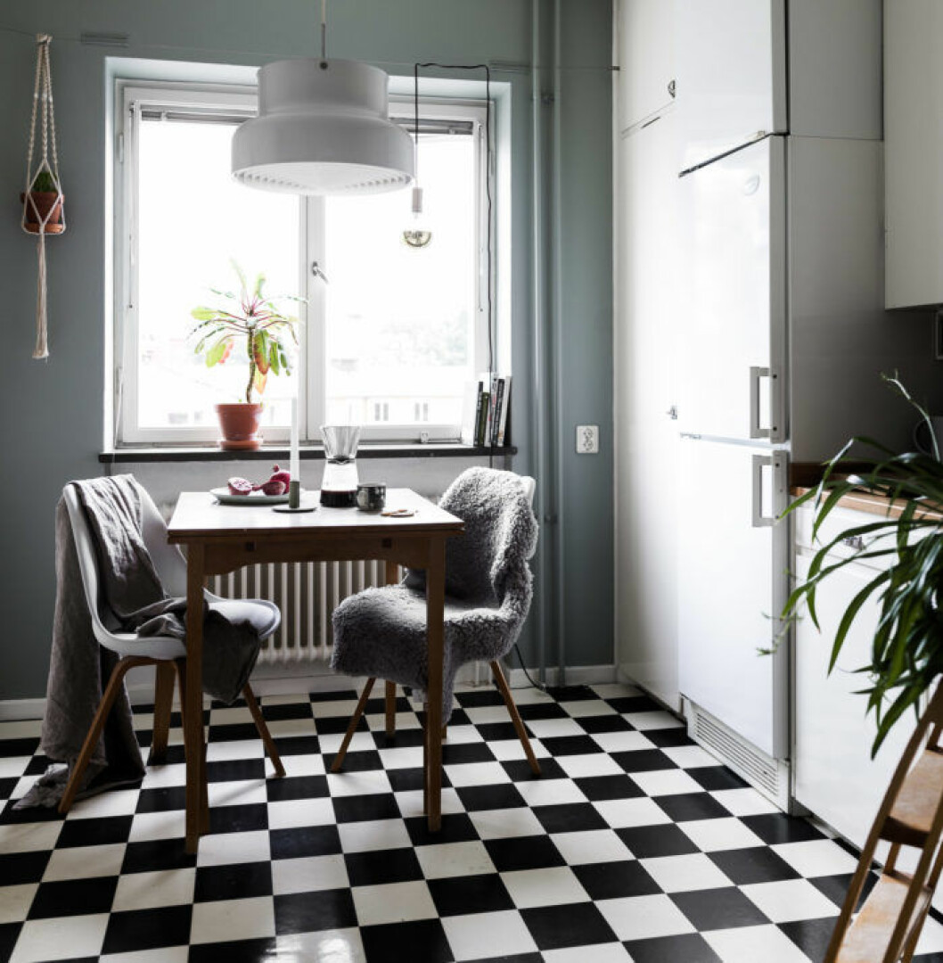 Foto: Johan Spinnell Styling: Lindholm för <a href="https://www.instagram.com/historiskahem/" target="_blank" rel="noopener">Historiska hem</a>/mäklare: Mattias Lantto Svart- och vitrutigt golv i köket, ljust kök.