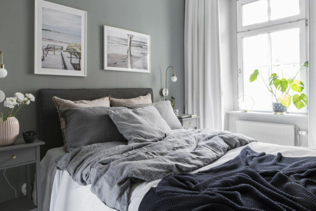 Foto: Cim Ek Styling: Stylingfabriken för <a href="https://www.instagram.com/alvhem/" target="_blank" rel="noopener">Alvhem</a>/mäklare: Malin Tulldahl Sovrum med gröna väggar och mysig bäddning