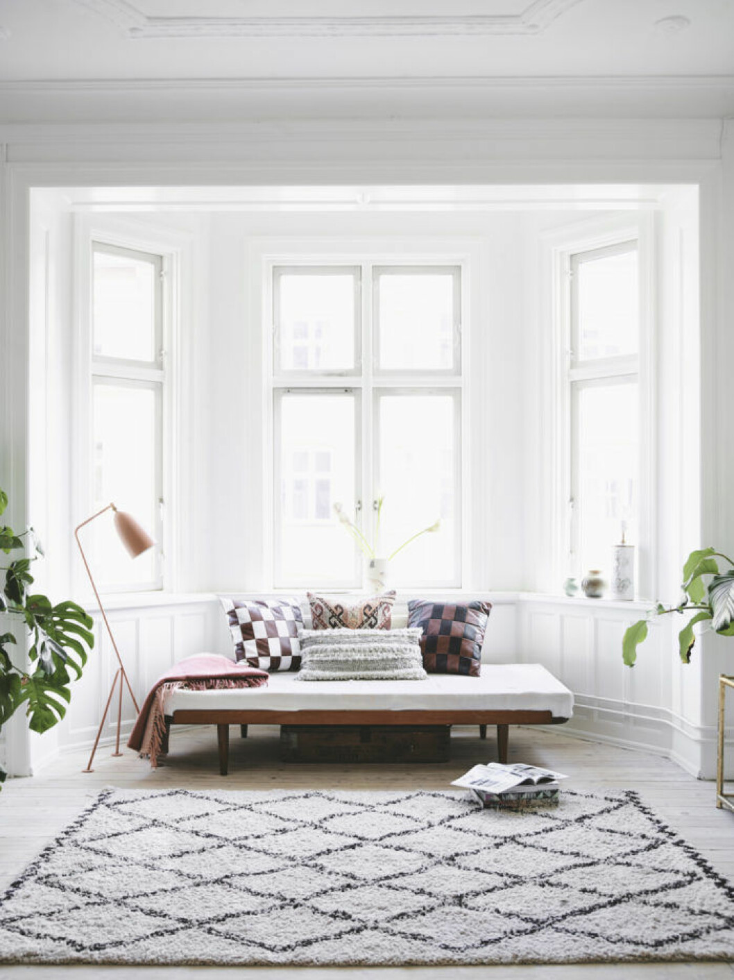 Foto: Andrea Papini Styling: Alexandra Papini Syns i: <a href="https://www.elle.se/decoration/hemma-hos-carina-baumann/" target="_blank" rel="noopener">”Hemmet där dansk elegans möter japansk minimalism”</a> Möblera lågt om du vill inspireras av stilen japandi.