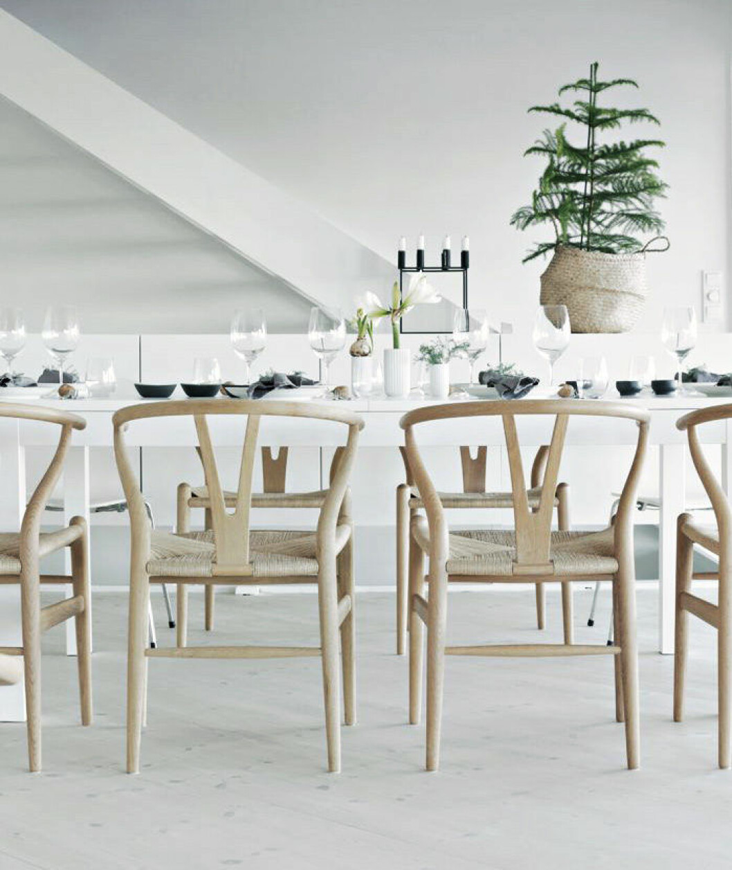Foto: Nina Holst/<a href="http://stylizimoblog.com/2015/11/30/christmassy-table-setting/" target="_blank" rel="noopener">Stylizimo</a> En minigran går lika bra som en stor gran.