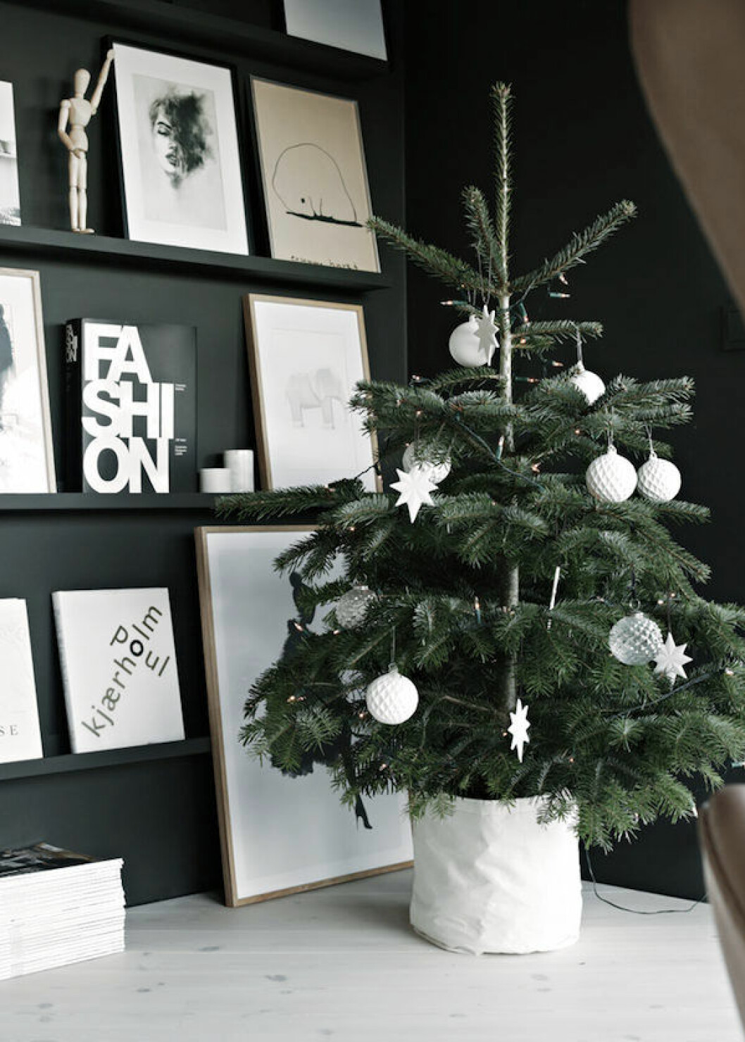 Foto: Nina Holst/<a href="http://stylizimoblog.com/2015/12/01/our-small-christmas-tree/" target="_blank" rel="noopener">Stylizimo</a> 02. julgran-mini